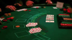 Live-dealer tables dengan multiple camera angles dari studio profesional